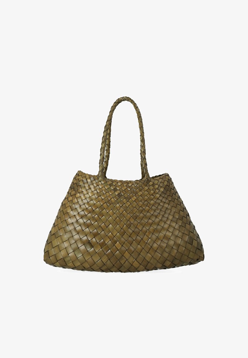 Bolso tote de cuero tejido en verde oliva, con dos asas trenzadas y un diseño espacioso y flexible. Superficie texturizada con un patrón cuadriculado.
