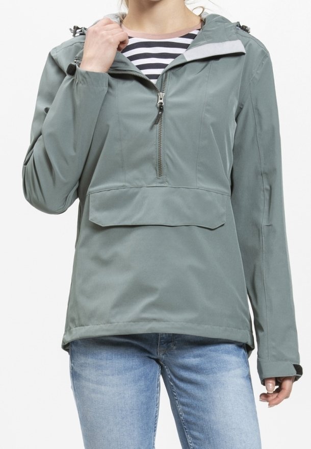 Veste à capuche gris clair avec fermeture à glissière partielle à l'avant, poche ventrale et cordons ajustables. Caractérisée par une texture lisse et résistante à l'eau.