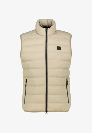 Beige gesteppte ärmellose Steppweste mit hohem Kragen, schwarzem Frontreißverschluss, zwei Reißverschlusstaschen und kleinem schwarzem Logo-Patch auf der Brust.