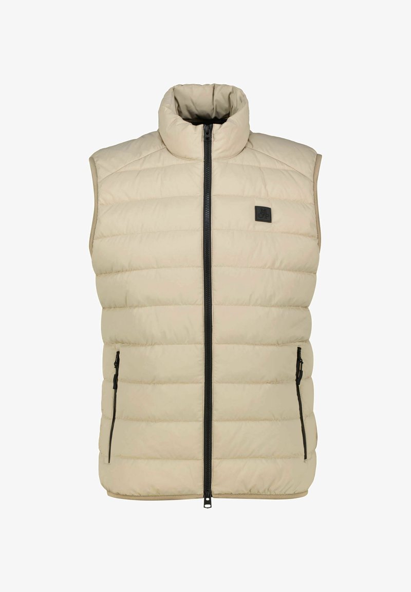 Chaleco acolchado sin mangas color beige con cuello alto, cremallera frontal negra, dos bolsillos con cremallera y pequeña etiqueta de logo negra en el pecho.