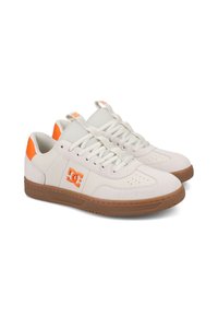 Weiße und orange Sneaker mit einer Kombination aus Leder und Mesh, ausgestattet mit einer Gummisohle und perforierter Zehe für Atmungsaktivität. DC-Logo vorhanden.