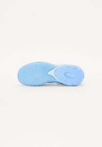 Lyseblå sportsko sål med et tekstureret gummimønster og cirkulære detaljer, designet til greb og holdbarhed.