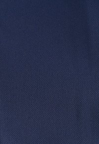 Dunkelblauer Stoff mit feiner, gewebter Struktur, der eine einheitliche Farbe und eine glatte Oberfläche aufweist. Ideal für verschiedene Stoffanwendungen.