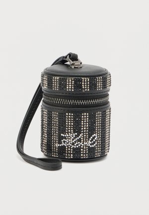 Borsa cilindrica nera con decorazioni borchiate, chiusura con cerniera e tracolla staccabile. Presenta una superficie texturizzata e un dettaglio ricamato.