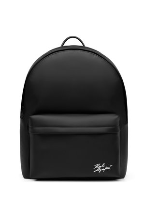 Czarny plecak z przednią kieszenią na zamek błyskawiczny, z małym białym logo podpisu na dole po prawej stronie.