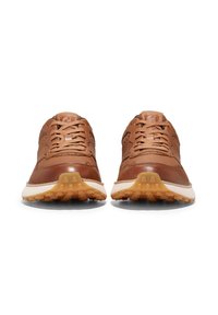 Bruna lädersneakers med en strukturerad yta, som har kontrasterande snören, en krämfärgad mellansula och en gummiyttersula med grepppunkter.