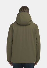 Giacca verde oliva con colletto alto e cappuccio. Presenta una texture liscia e polsini elasticizzati, progettata per una vestibilità aderente.