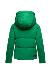 Veste matelassée verte avec capuche, présentant une texture matelassée et une silhouette ajustée. Comprend une écusson logo sur le côté inférieur gauche.