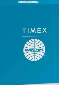 Nieberwna opakowanie zawiera napis "TIMEX" nad białym wzorem globu z poziomymi liniami oraz "PAN AM" na śmiałym tle, umieszczone w obrębie globu.