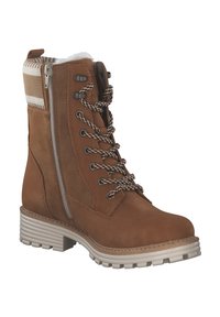 Bottines en daim marron avec un col rembourré, des lacets décoratifs, une fermeture éclair sur le côté et une semelle en caoutchouc texturée. Présente des accents à rayures doubles.
