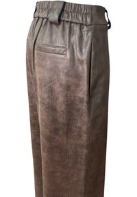Bruine lerenachtige broek met een elastische tailleband, een vlakke voorkant, zijzakken en een gladde textuur, voorzien van gedetailleerde stiksels.