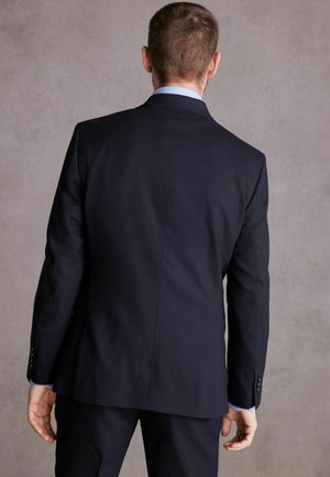Marineblauer, maßgeschneiderter Sakkofrage mit einer Schlitze, strukturierten Schultern und einem detaillierten Six-Button-Manschetten; minimaler Textur, glattes Material.
