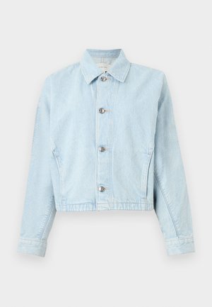 Lyseblå denimjakke med subtilt quiltet mønster, knappelukking foran, spiss krage, lange ermer og tettsittende mansjetter.