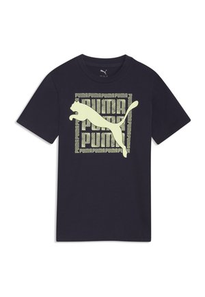 Zwart Puma T-shirt met korte mouwen en een groot lichtgekleurde springende kattenlogo in het midden, geplaatst boven herhaald "PUMA"-tekst in een vierkant patroon.