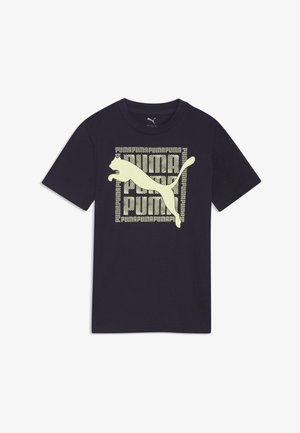 Zwart Puma T-shirt met korte mouwen en een groot lichtgekleurde springende kattenlogo in het midden, geplaatst boven herhaald "PUMA"-tekst in een vierkant patroon.