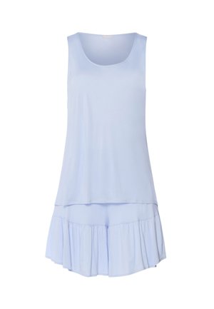 Vaaleansininen hihaton yläosa ja siihen sopivat levenevät shortsit, molemmat pehmeästä ja kevyestä kankaasta.