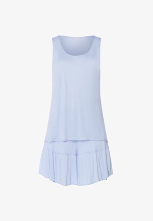 Světle modrý top bez rukávů spojený s odpovídajícími rozšířenými šortkami, oba vyrobené z měkké, lehké látky.