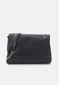 Schwarze Lederhandtasche mit Klappendesign, ketteverziertem Riemen, glatter Textur und dezentem Glanz. Verfügt über metallische Verschlüsse.