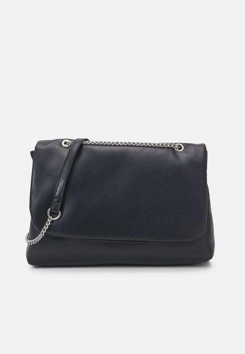 Schwarze Lederhandtasche mit Klappendesign, ketteverziertem Riemen, glatter Textur und dezentem Glanz. Verfügt über metallische Verschlüsse.