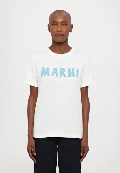 Hvid bomulds T-shirt med iøjnefaldende, blå "MARNI" tekst. Korte ærmer, rund halsudskæring, afslappet pasform og glat tekstur. Enkel, moderne design.