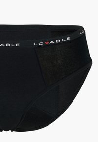 Mutande nere in tessuto morbido, con un ampio elastico marchiato "LO❤️ABLE". Il design presenta contorni lisci e un colore uniforme.