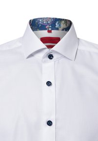 Weißes Slim-Fit-Hemd mit strukturiertem Gewebe, ausgestattet mit dunkelblauen Knöpfen und einem bunten Blumenmuster innen am Kragen. Rotes Etikett sichtbar.