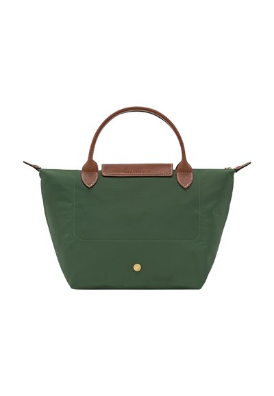 Grüne Nylon-Tote-Tasche mit braunen Ledergriffen und Akzenten. Verfügt über eine Fronttasche und goldene Beschläge am Boden.