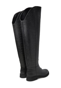 Stivali neri al ginocchio in materiale sintetico con effetto di pelle di coccodrillo, caratterizzati da una superficie liscia, suola piatta e dettagli di cucitura discreti.