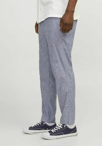 Jack & Jones JPSTACE BREEZE - Trousers - faded denim