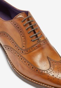 Next SIGNATURE ITALIAN WING CAP BROGUES WIDE FIT - Alkalmi fűzős cipők - tan brown