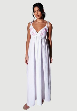 Hvid maxi-kjole i bomuld med V-hals, pink blomsterbroderi ved brystet og justerbare bindebånd, samt en flydende nederdel.