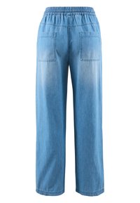 Světle modré, široké džíny s elastickým pasem, které mají dvě zadní kapsy a jemnou denimovou texturu. Žádné přední kapsy nejsou viditelné.