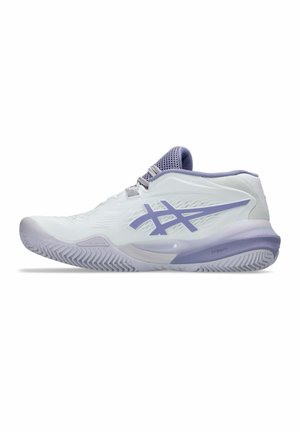 Weißer und lavendelfarbener Low-Top-Sportschuh mit strukturierter Sohle und Mesh-Kragen, mit einem großen stilisierten Logo an der Seite.