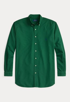 Chemise vert à manches longues et boutonnée avec un col classique, ornée de boutons blancs et d'un petit logo bleu sur la poitrine gauche.