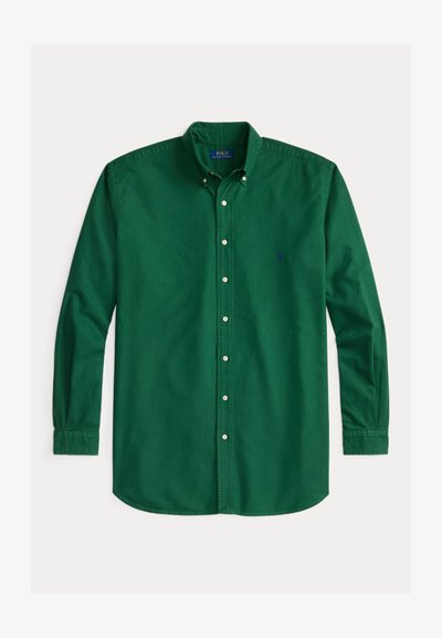 Grønn langermet skjorte med knapper og klassisk krage, med hvite knapper og en liten blå logo på venstre bryst.