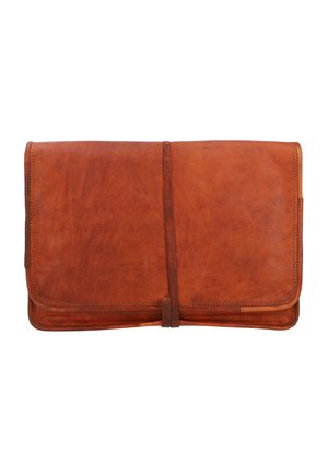 Brun læder fold-over clutch taske med en slank rem viklet omkring midten, sat mod en hvid baggrund.