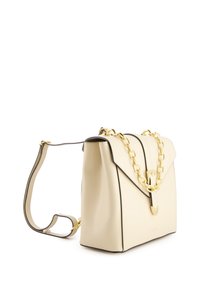 Beige Lederhandtasche mit goldenen Kettenakzenten, strukturierter Form, Klappenverschluss und kontrastierenden dunklen Kanten. Verstellbarer Tragegurt inklusive.