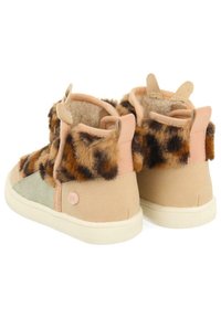 Botas de tobillo de piel sintética en beige con acentos de estampado de leopardo, forro suave y paneles de ante texturizados. Presenta bucles para ponerlas fácilmente.