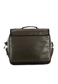 Sac imperméable marron avec une forme structurée, doté d'une poignée supérieure, d'accents noirs et d'un rabat avant. Poches zippées sur les côtés.