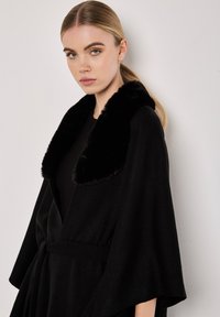 Apricot Poncho - black