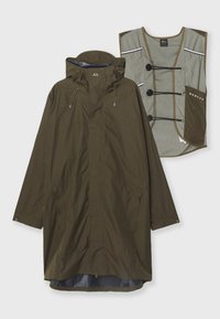 Imperméable à capuche vert olive avec poches zippées et gilet sans manches assorti avec fermetures à tirette et bandes réfléchissantes.
