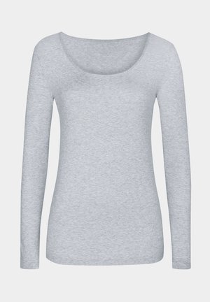 Maglia a maniche lunghe grigia chiara realizzata in tessuto morbido. Presenta un collo a barca, una silhouette aderente e una texture liscia senza motivi o accenti.
