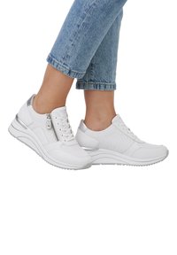 Baskets blanches en matériaux synthétiques et en mesh, avec des lacets et une fermeture éclair, des accents argentés et une semelle texturée pour une meilleure adhérence.