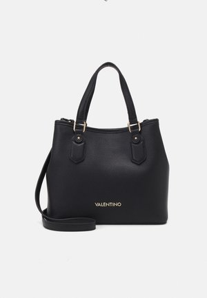 Czarna skórzana torba typu tote Valentino z dwoma uchwytami, odpinanym paskiem na ramię i złotym logo z przodu.