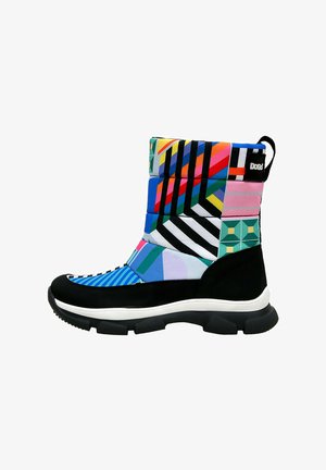 Bunte High-Top-Stiefel mit einer Mischung aus geometrischen Mustern und Farben, schwarzer Gummisohle und gepolstertem Stoffobermaterial mit Schlaufe.