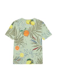 Groene t-shirt met korte mouwen, voorzien van een all-over print van sinaasappels, citroenen en loof in verschillende kleuren op een lichte achtergrond.