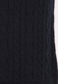 Navyfarbener Strickpullover mit Kabelstrickmuster, strukturiertem Höhenunterschied, dicker Wolle und weichem Finish.