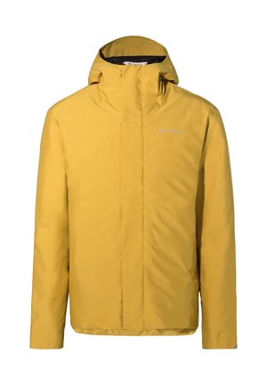Giacca impermeabile gialla con colletto alto e cappuccio, realizzata in tessuto liscio e leggero. Presenta un logo sul petto e cuciture minime.