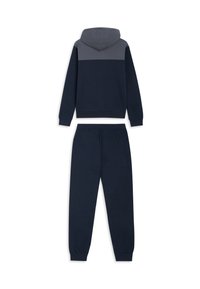 Conjunto de sudadera con capucha y pantalones deportivos en azul marino. La sudadera presenta un panel superior gris, mangas largas y capucha con cordón. Los pantalones tienen cintura y puños elásticos.