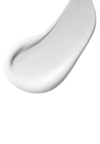Crema bianca densa e cremosa con una consistenza liscia e lucida, modellata in una forma curva e fluida su uno sfondo bianco.